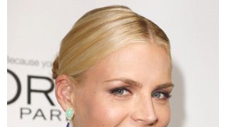 「クーガータウン」のビジー・フィリップスに女児誕生