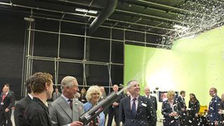 チャールズ皇太子　「ドクター・フー」の撮影現場を見学　出演オファーも