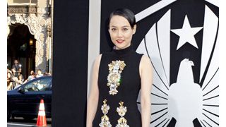 菊地凛子、大胆スリットドレスで魅了！LAプレミアでハリウッド女優の貫禄！