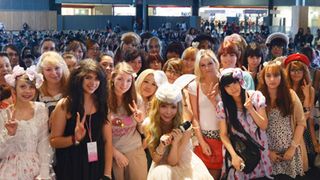 益若つばさ、フランス女子に“たれ目メイク”を伝授!感激で泣き出すファンも