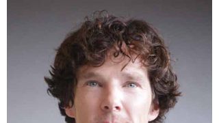 ベネディクト・カンバーバッチが来日！成田空港に1,000人を超えるファンが集結