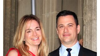 エミー賞の司会も務めたコメディアンのジミー・キンメルが結婚