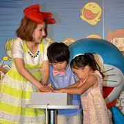 東京タワーが「ドラえもん」カラーにライトアップ!鈴木福くん&夢ちゃんがスイッチオン!