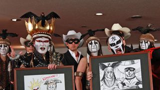 “悪魔”デーモン閣下、寺に降臨！後輩・鉄拳のおねだりを快諾