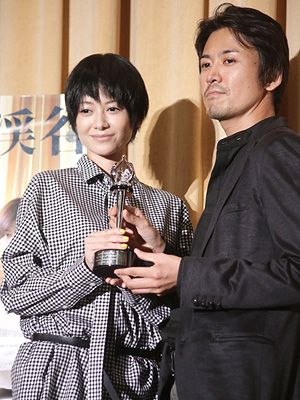 真木よう子、喜びの笑顔！世界映画祭で受賞の出演作に誇り！