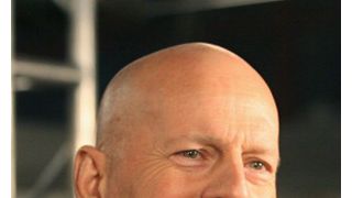 ブルース・ウィリス、なぜかバスローブ姿でインタビュー