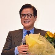 最年長仮面ライダー陣内孝則、パントマイムで公開を喜ぶ!誕生日サプライズに感激