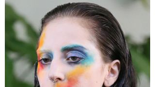 すっぴん話題のレディー・ガガ、今度は超カラフルなジャケ写メイクで外出