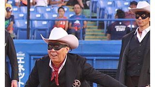 ノムさん、『ローン・レンジャー』コスプレで始球式!最高の相棒やっぱりサッチー