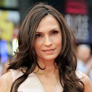 『X-MEN』ファムケ・ヤンセン、自室のベッド近くに置かれた見覚えのない児童書にゾッ…警察が捜査