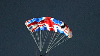 ロンドン五輪ジェームズ・ボンド役のスカイダイバーが事故死