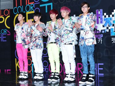 B1A4、ファン3,000人と共に文房具5トンを寄付＜韓国JPICTURES＞