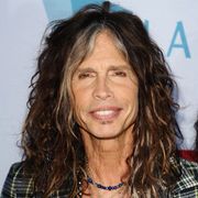 スティーヴン・タイラー、深夜の大阪路上ライブにまさかの飛び入り参加!
