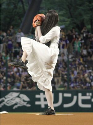 貞子、“子連れ始球式”で103キロの速球を披露！1年で70キロのスピードアップ！