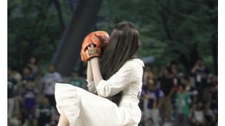 貞子、“子連れ始球式”で103キロの速球を披露!1年で70キロのスピードアップ!