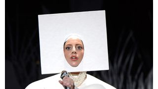レディー・ガガ、術後初のパフォーマンス!ステージ上で何度も衣装を替える離れ業を披露