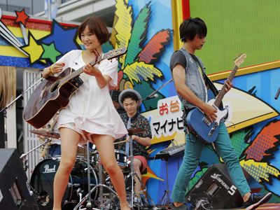 堂々とお披露目ライブを終えた「MUSH&Co.」大原櫻子、森永悠希、吉沢亮 , (C)青木琴美・小学館/「カノジョは嘘を愛しすぎてる」製作委員会