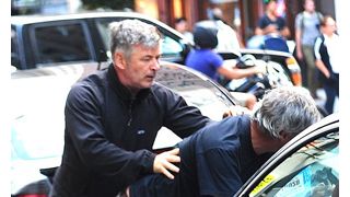 アレック・ボールドウィン、またパパラッチにブチ切れ!つかみ掛かり、車に押さえ付ける