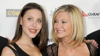 オリヴィア・ニュートン=ジョンの娘クロエ アルコールと麻薬依存の闘病生活を語る
