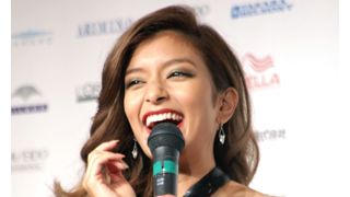 ローラ、ハイテンション!舞台裏の声が場内に漏れる