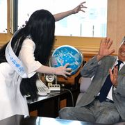貞子、石原伸晃環境大臣に襲い掛かる!