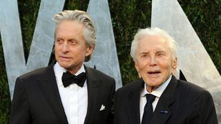 マイケル・ダグラスの父カーク、キャサリン・ゼタ=ジョーンズとの関係修復を懇願!
