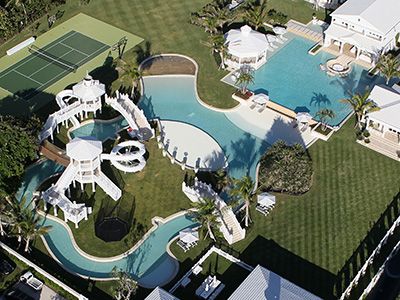 セリーヌ・ディオン、総額100億円以上の豪邸2軒を売りに出す