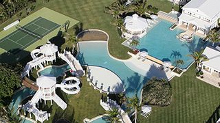 セリーヌ・ディオン、総額100億円以上の豪邸2軒を売りに出す