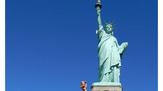 阿部サダヲと竹野内豊、ニューヨーク・自由の女神前でわき毛ボーボーダンス！