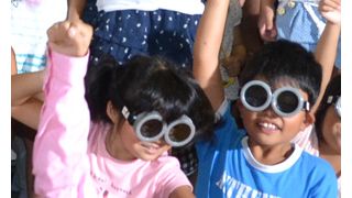 鶴瓶＆愛菜ちゃん、"映画館のない島”で初の3D上映会を実施！全島民の10パーセントが訪れて大盛況！