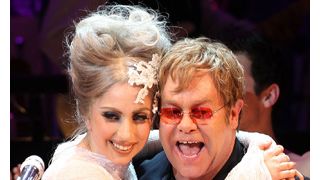 レディー・ガガ、エルトン・ジョンの息子たちをお風呂に入れる面倒見の良さ