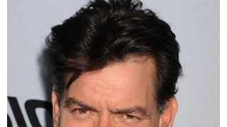 チャーリー・シーン、48歳で高卒資格取得!