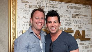 セレブ御用達のパーティー・プランナー 同性のパートナーとの双子の子どもを分けて育てることに