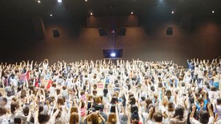 中居正広、地元に凱旋しファンを撮影！ 「ATARU」湘南舞台あいさつに普通に電車で来場！