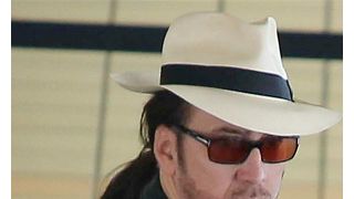 ニコラス・ケイジ、長いポニーテール姿で空港に現れる