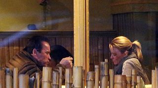 離婚手続き中のアーノルド・シュワルツェネッガー、新恋人と路上でキス