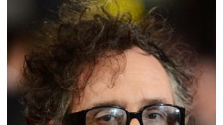 ティム・バートン監督が浮気？謎の金髪女性と路上キス