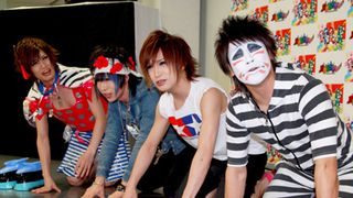 ゴールデンボンバー、パクリ騒動でカプコンに土下座!