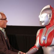 ハヤタ隊員、“初代”ウルトラマンとの対面に感激!がっちり抱擁と握手!