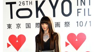 華やかに開幕!グリーンカーペットのトップバッターは栗山千明!