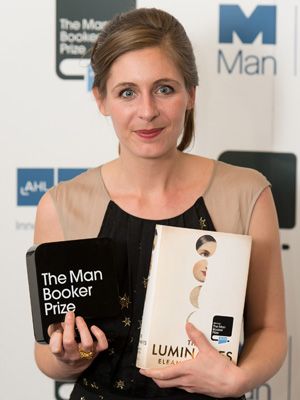 ニュージーランドの女性作家がブッカー賞の最年少受賞者に！