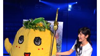 まゆゆも大慌て!ふなっしー、危うくイルカプールにドボン?