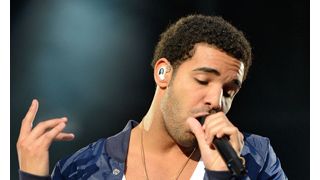 ドレイクのコンサート 開演1時間半遅れで結局中止 ファンは激怒