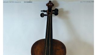 沈没するタイタニック号で最後まで演奏され続けたバイオリンがオークションに