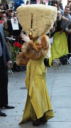 レディー・ガガ、生肉ドレス超えの衝撃!? シュールな“にわとりマスク”でお出掛け