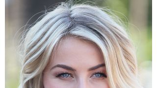 ハロウィンで黒人女性キャラクターの仮装をしたジュリアン・ハフ ツイッターで謝罪