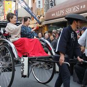 八千草薫と由紀さおり、“おばあちゃんの原宿”に人力車でサプライズ登場!