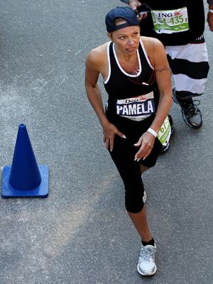 46歳のパメラ・アンダーソン、NYCマラソン完走