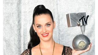 ケイティ・ペリー、最優秀女性アーティストに!ガガ&テイラー&マイリー&セレーナを抑える