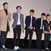 K-POPグループ・MYNAME、舞台あいさつでファンにハグのサービス